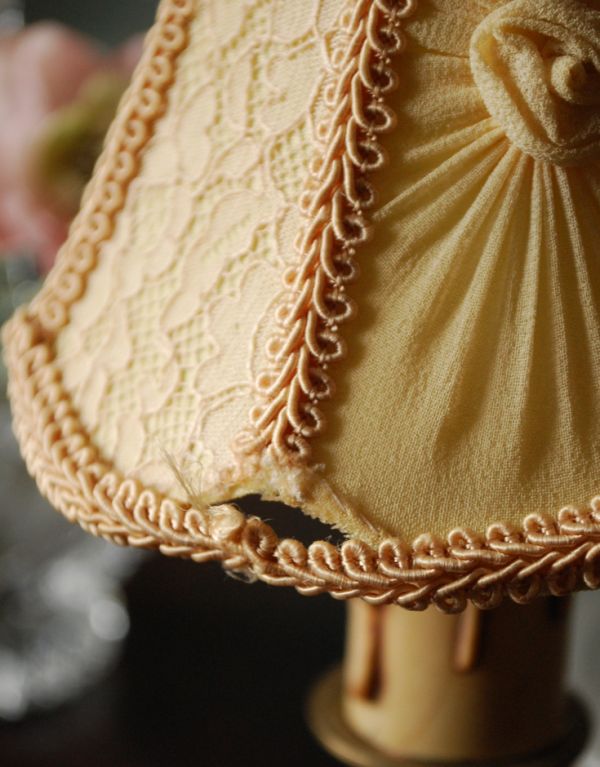 照明・ライティング イギリスから届いた、レースが華やかなアンティークシェード。アンティークなので、若干ヤブレがあります。(m-1125-z)