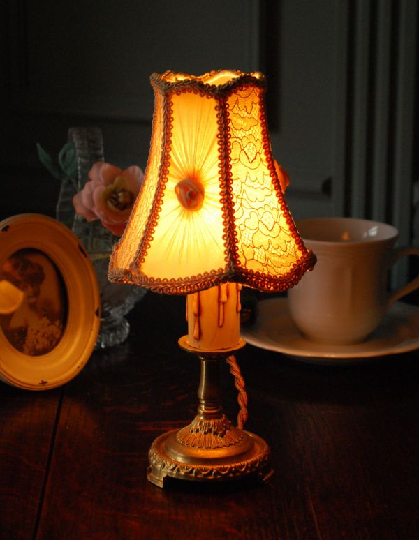 照明・ライティング イギリスから届いた、レースが華やかなアンティークシェード。上品な華やかさを持つ素敵な布のアンティークシェードです。(m-1125-z)