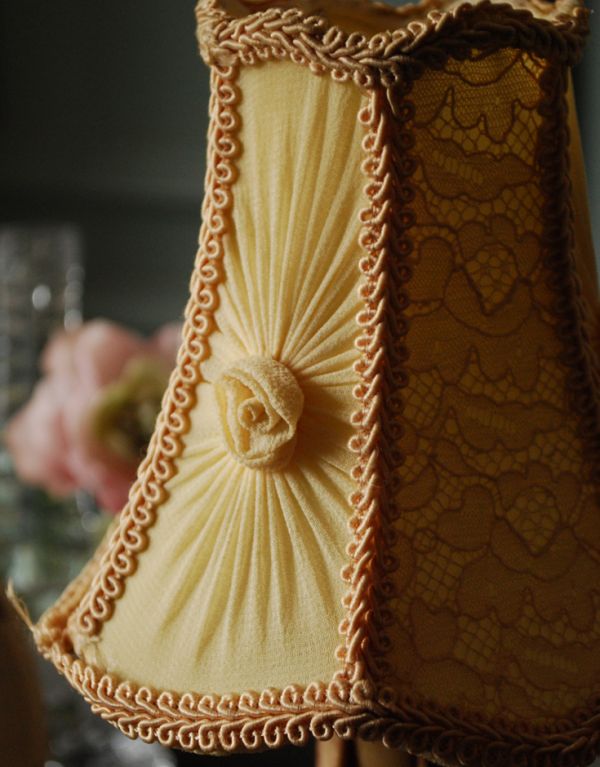 照明・ライティング イギリスから届いた、レースが華やかなアンティークシェード。ちょこんとついたお花のような装飾も素敵。(m-1125-z)