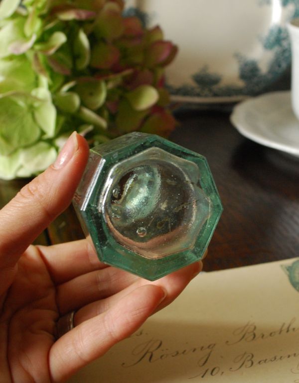 ナチュラルカントリースタイル アンティーク雑貨 アンティークガラスボトル、淡いグリーン八角形のインクボトル。アンティークのため、多少の欠け・傷がある場合がありますが、使用上問題はありませんので、ご了承下さい。(m-1132-z)