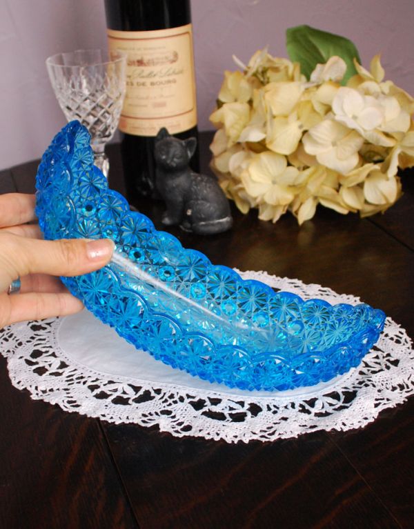 アンティーク雑貨　サファイアブルーが美しい、三日月シルエットのアンティークプレスドグラスの器。小物を入れたり、食卓で使ったり、どこでも美しく輝くガラストレーです。(m-1134-z)