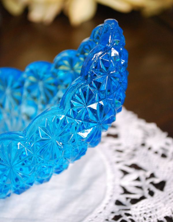 アンティーク雑貨　サファイアブルーが美しい、三日月シルエットのアンティークプレスドグラスの器。見とれてしまう程の美しいブルー。(m-1134-z)