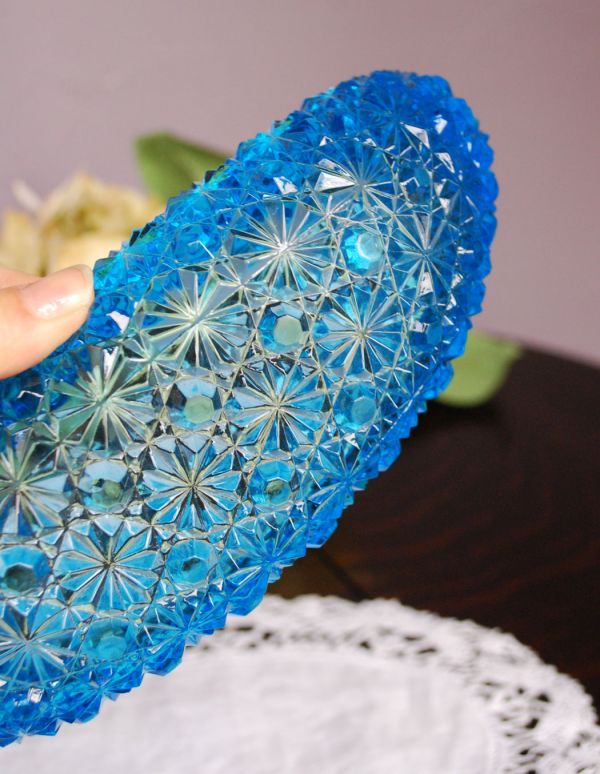 アンティーク雑貨　サファイアブルーが美しい、三日月シルエットのアンティークプレスドグラスの器。小さなお花が散りばめられたデザインです。(m-1134-z)