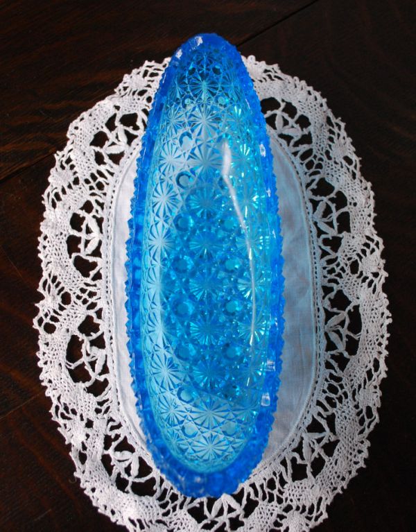 アンティーク雑貨　サファイアブルーが美しい、三日月シルエットのアンティークプレスドグラスの器。上から見るとこんな感じです。(m-1134-z)