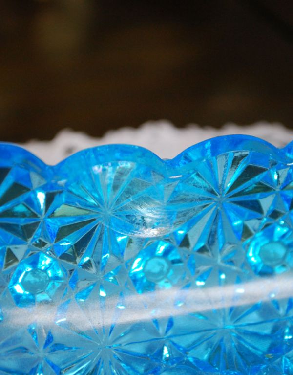 アンティーク雑貨　サファイアブルーが美しい、三日月シルエットのアンティークプレスドグラスの器。多少のキズ・汚れがある場合があります。(m-1134-z)
