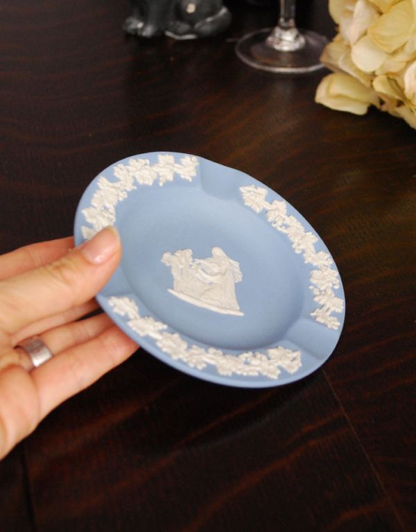 アンティーク雑貨 アンティークジャスパーウェアのアシュトレイ(灰皿)ウェッジウッド。多少のキズ・汚れがある場合があります。(m-1136-z)