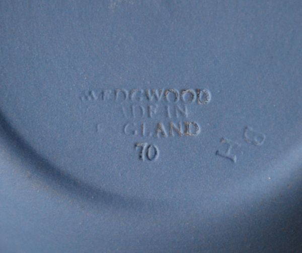 アンティーク雑貨 アンティークジャスパーウェアのアシュトレイ(灰皿)ウェッジウッド。裏面にはロゴが刻まれています。(m-1136-z)