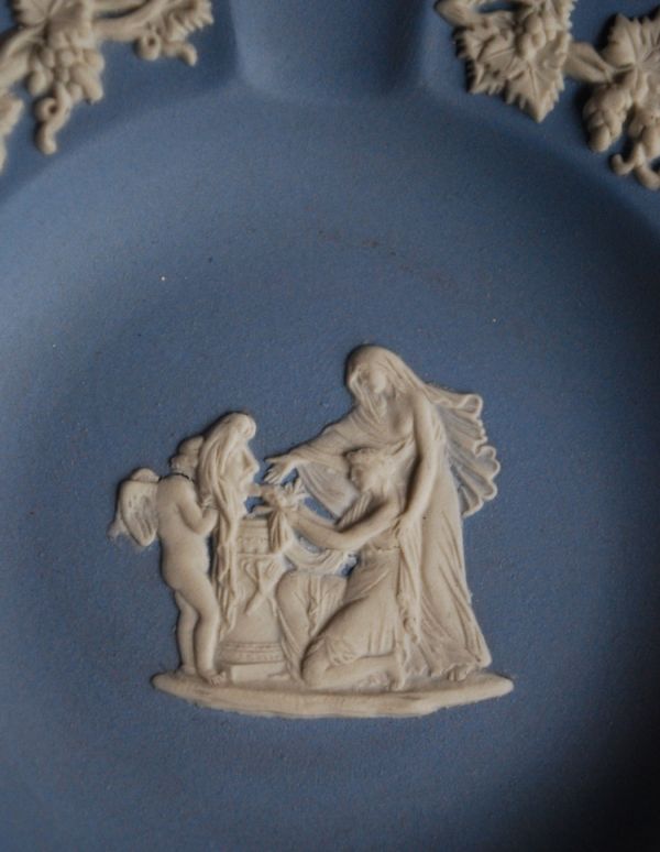 アンティーク雑貨 アンティークジャスパーウェアのアシュトレイ(灰皿)ウェッジウッド。繊細な装飾は飾るだけで美しく、いくつも集めたくなります。(m-1136-z)