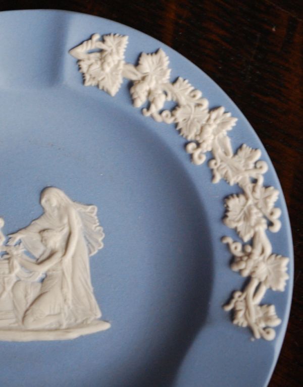 アンティーク雑貨 アンティークジャスパーウェアのアシュトレイ(灰皿)ウェッジウッド。美しいブルーに真っ白のレリーフが華やかなデザインです。(m-1136-z)