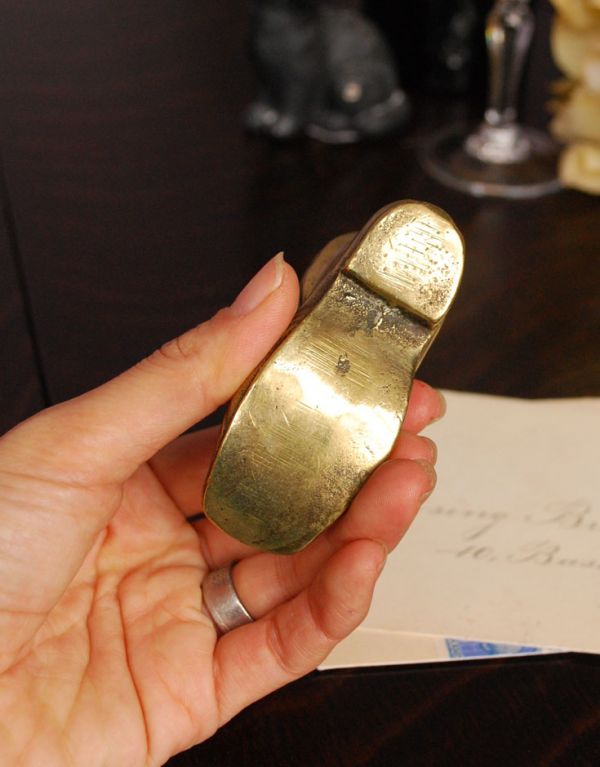 シルバーのカトラリー アンティーク雑貨 アンティーク マッチスタンド、靴の真鍮オブジェ。手乗りサイズの可愛いシューズです。(m-1142-z)