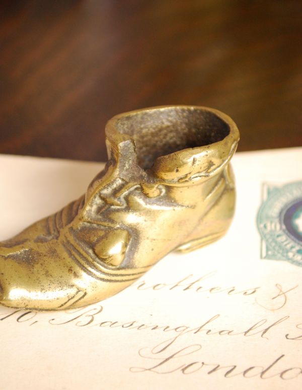シルバーのカトラリー アンティーク雑貨 アンティーク マッチスタンド、靴の真鍮オブジェ。靴の中にはマッチだけでなく、小物を入れてオリジナルディスプレイを楽しむのもオススメです。(m-1142-z)