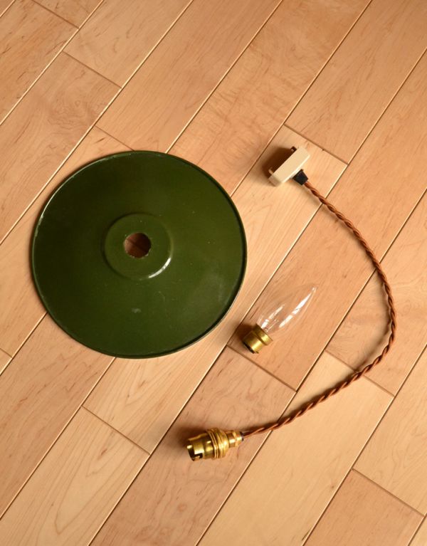 ペンダントライト　照明・ライティング　フランスアンティークのエナメルランプシェード（コード・シャンデリア球付き）。シェード、コード、電球1個、を全てセットでお届けするので、届いてすぐに取り付けられます。(m-1178-z)