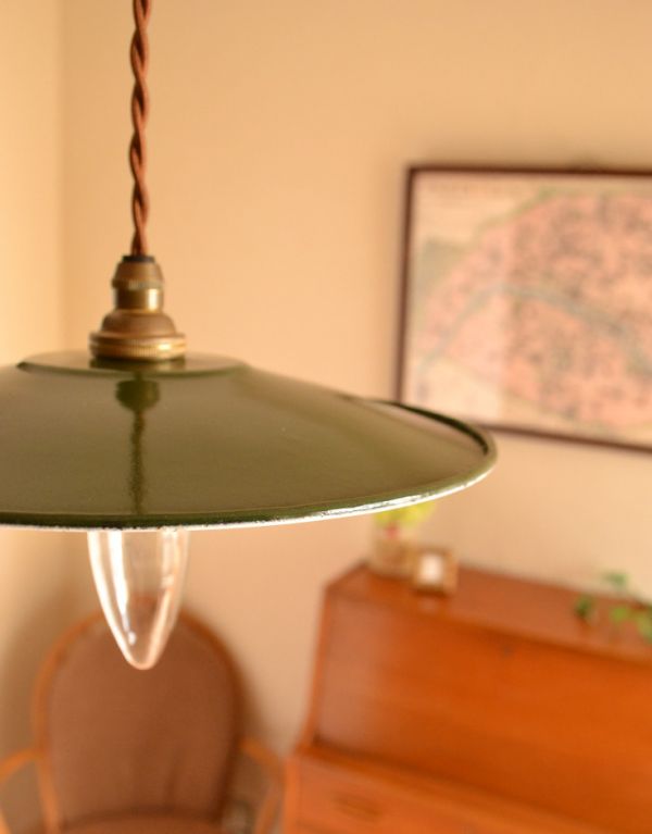 ペンダントライト 照明・ライティング フランスアンティークのエナメルランプシェード(コード・シャンデリア球付き)。シェードは、アンティークのため、色むらがあったり、キズ、汚れが入っている場合もあります。(m-1156-z)