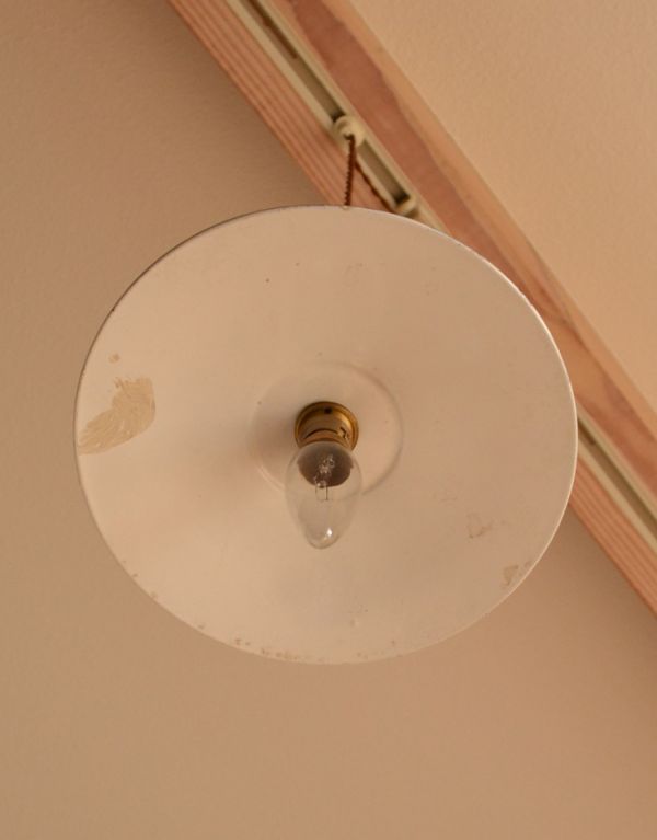 ペンダントライト 照明・ライティング フランスアンティークのエナメルランプシェード(コード・シャンデリア球付き)。下から見るとこんな感じです。(m-1156-z)