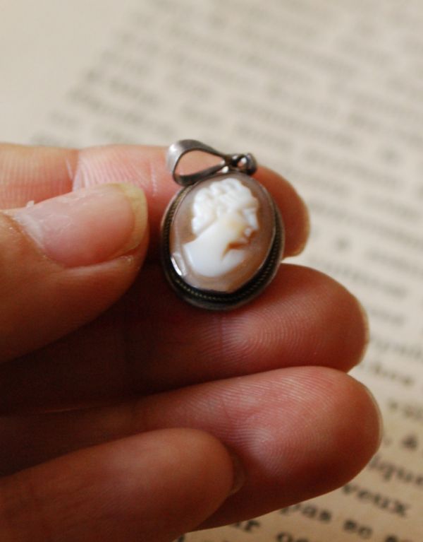 アンティークアクセサリー　アンティーク雑貨　アンティークカメオ ペンダントトップ。時間が経っても愛されるカメオブローチ。(m-1161-z)