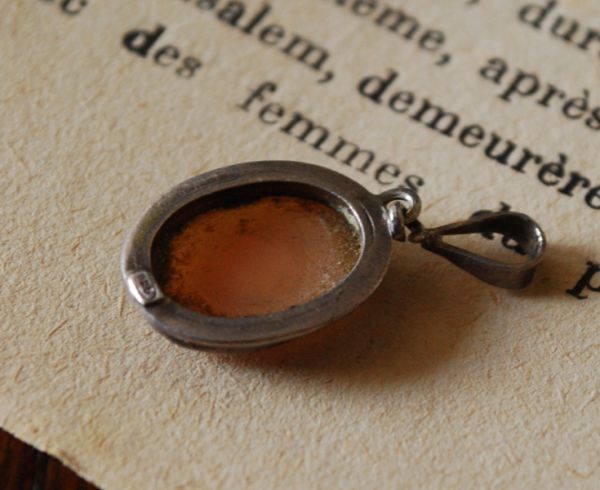 アンティークアクセサリー　アンティーク雑貨　アンティークカメオ ペンダントトップ。裏はこんな感じです。(m-1161-z)