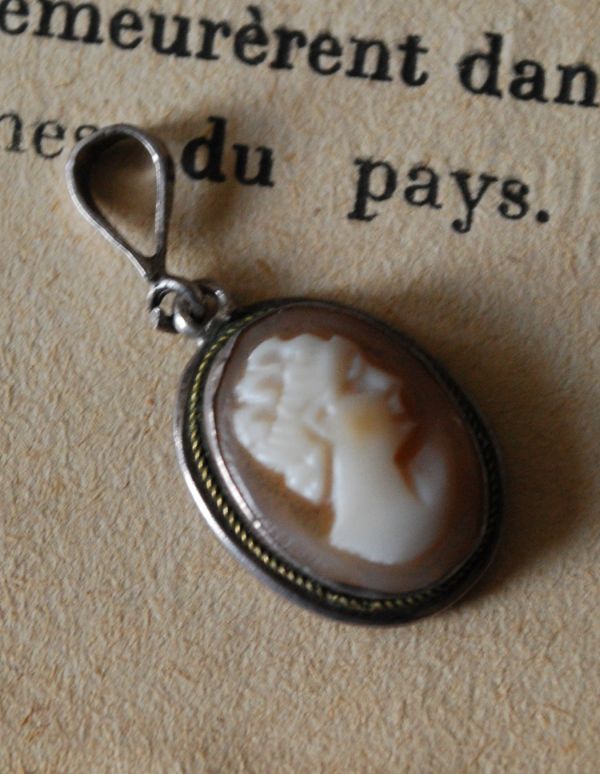 アンティークアクセサリー　アンティーク雑貨　アンティークカメオ ペンダントトップ。カメオは女性や、ギリシャ神話がモチーフのデザインが多いんです。(m-1161-z)