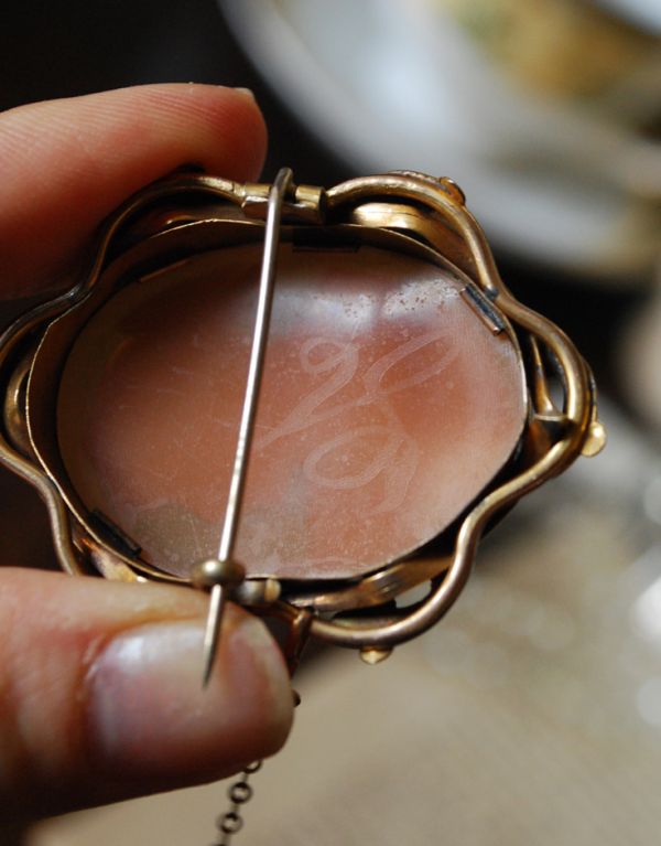 アンティークアクセサリー　アンティーク雑貨　イギリスアンティークカメオ チェーン付きブローチ。裏はこんな感じです。(m-1162-z)