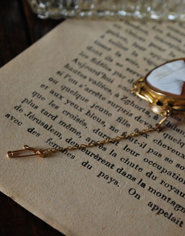 アンティークアクセサリー　アンティーク雑貨　イギリスアンティークカメオ チェーン付きブローチ。ピンが付いたチェーン付きです。(m-1162-z)