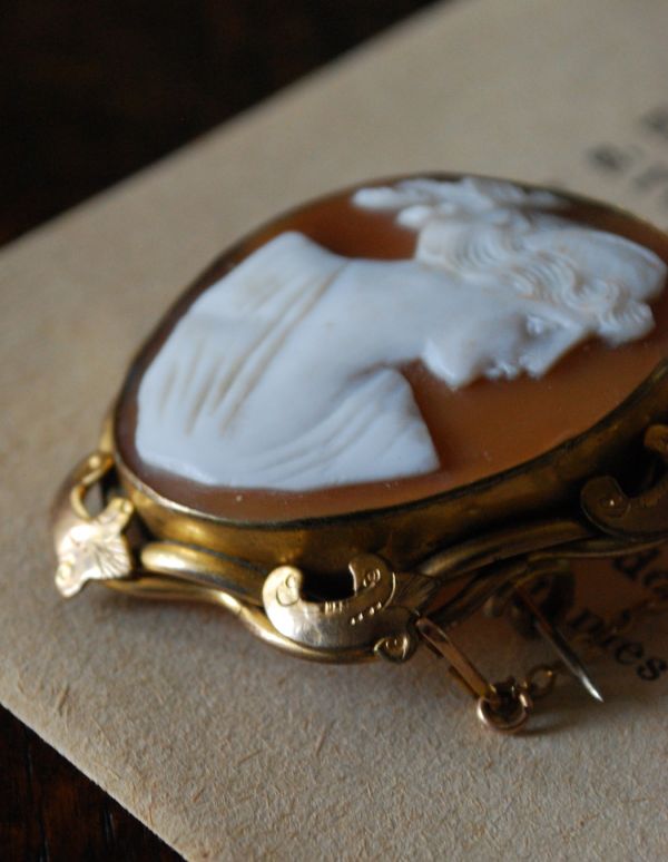 アンティークアクセサリー　アンティーク雑貨　イギリスアンティークカメオ チェーン付きブローチ。カメオは女性や、ギリシャ神話がモチーフのデザインが多いんです。(m-1162-z)
