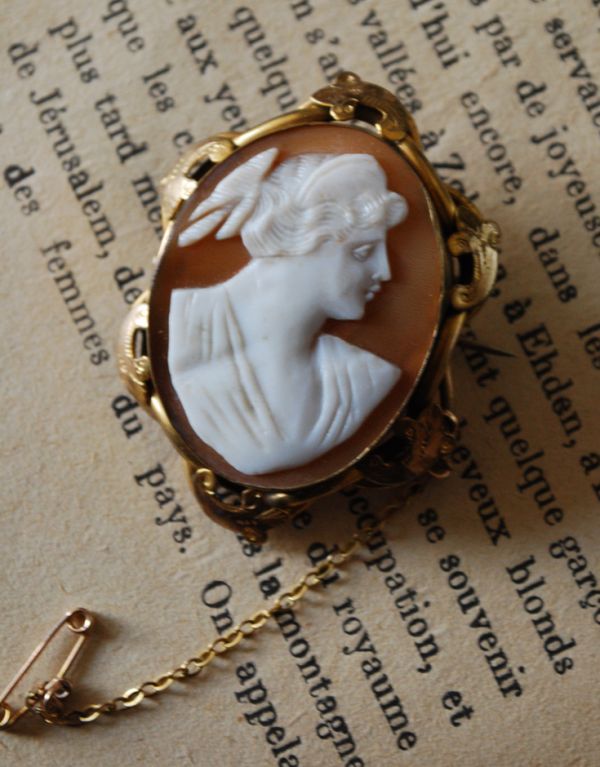 アンティークアクセサリー　アンティーク雑貨　イギリスアンティークカメオ チェーン付きブローチ。アンティークのため、多少の欠け・傷がある場合がありますが、使用上問題はありませんので、ご了承下さい。(m-1162-z)