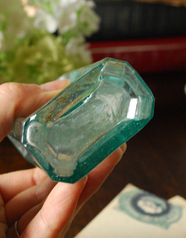 ナチュラルカントリースタイル　アンティーク雑貨　背の高いガラスボトル、淡いブルーグリーンのエンボスボトル。底はこんな感じです。(m-1164-z)