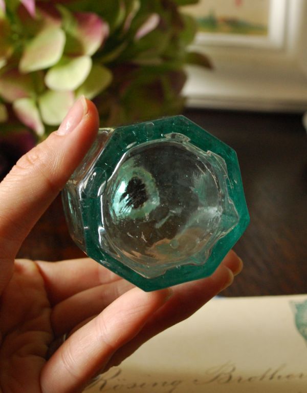 ナチュラルカントリースタイル アンティーク雑貨 ブルーグリーンの八角形のアンティークインクボトル。アンティークのため、多少の欠け・傷がある場合がありますが、使用上問題はありませんので、ご了承下さい。(m-1169-z)