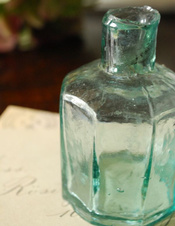 ナチュラルカントリースタイル アンティーク雑貨 ブルーグリーンの八角形のアンティークインクボトル。1輪挿しにしたり、窓辺に置くと1つ1つ違うガラスの表情が楽しめます。(m-1169-z)