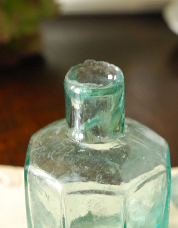 ナチュラルカントリースタイル アンティーク雑貨 ブルーグリーンの八角形のアンティークインクボトル。窓辺に並べるとよりキレイに見えるカラーです。(m-1169-z)