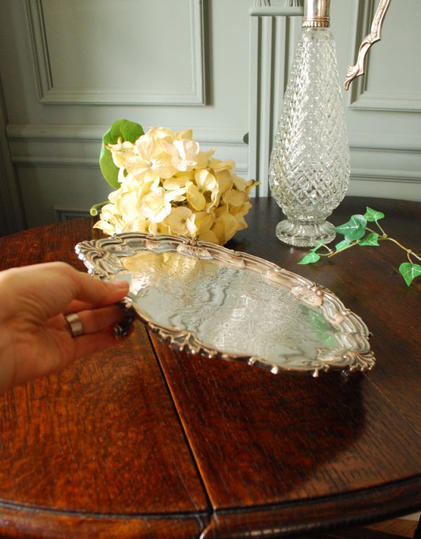 シルバーのカトラリー アンティーク雑貨 アンティークシルバーの脚付きサルヴァ(銀盆)。置くだけで優雅で特別なテーブルコーディネートが完成です。(m-1170-z)