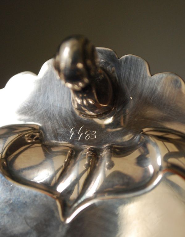 シルバーのカトラリー アンティーク雑貨 アンティークシルバーの脚付きサルヴァ(銀盆)。裏に、マークが付いていました。(m-1170-z)