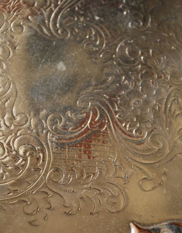 シルバーのカトラリー アンティーク雑貨 アンティークシルバーの脚付きサルヴァ(銀盆)。アンティークのため、傷がある場合がありますが、使用上問題はありませんので、ご了承下さい。(m-1170-z)