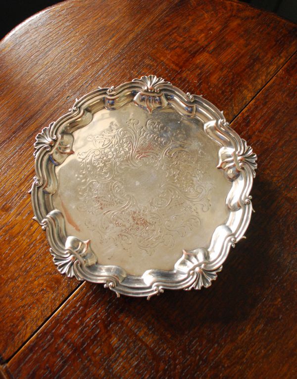シルバーのカトラリー アンティーク雑貨 アンティークシルバーの脚付きサルヴァ(銀盆)。縁どりも優雅なラインです。(m-1170-z)