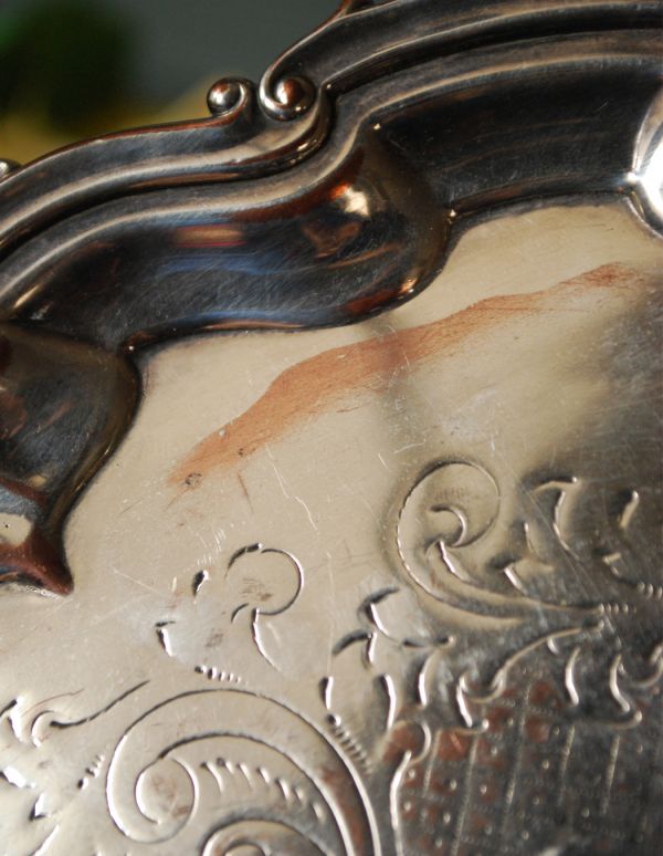 シルバーのカトラリー アンティーク雑貨 アンティークシルバーの脚付きサルヴァ(銀盆)。アンティークのため、汚れ、傷がある場合がありますが、使用上問題はありませんので、ご了承下さい。(m-1170-z)