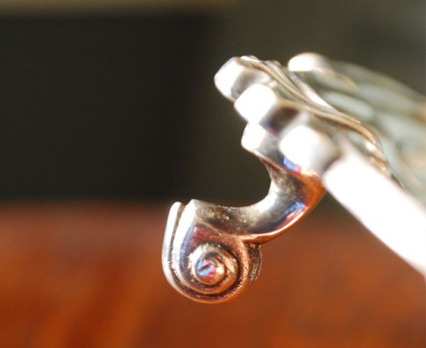 シルバーのカトラリー アンティーク雑貨 アンティークシルバーの脚付きサルヴァ(銀盆)。可愛い脚が付いた、豪華なサルヴァです。(m-1170-z)