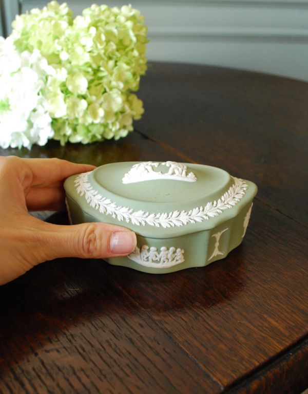 英国クラシックスタイル アンティーク雑貨 アンティークのジャスパーウェア セージグリーンの小物入れ(Wedgwood)。セージグリーンは上品なインテリアを演出してくれます。(m-1171-z)