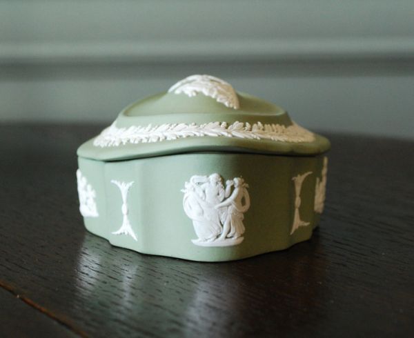 英国クラシックスタイル アンティーク雑貨 アンティークのジャスパーウェア セージグリーンの小物入れ(Wedgwood)。横からみるとこんな感じです。(m-1171-z)