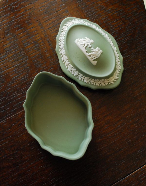 英国クラシックスタイル アンティーク雑貨 アンティークのジャスパーウェア セージグリーンの小物入れ(Wedgwood)。アクセサリーや小物入れにオススメです。(m-1171-z)