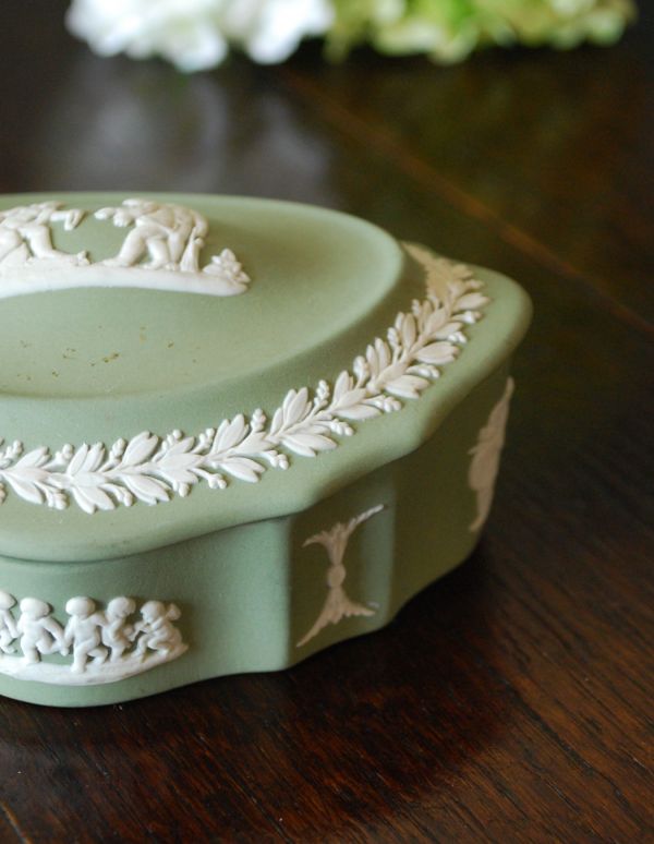 英国クラシックスタイル アンティーク雑貨 アンティークのジャスパーウェア セージグリーンの小物入れ(Wedgwood)。フタの縁どりのレリーフが繊細でとっても美しいデザインです。(m-1171-z)