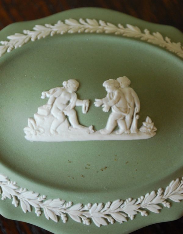 英国クラシックスタイル アンティーク雑貨 アンティークのジャスパーウェア セージグリーンの小物入れ(Wedgwood)。アンティークのため、多少の汚れ・傷がある場合がありますが、使用上問題はありませんので、ご了承下さい。(m-1171-z)