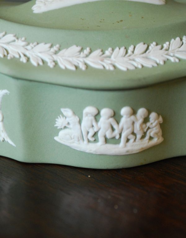 英国クラシックスタイル アンティーク雑貨 アンティークのジャスパーウェア セージグリーンの小物入れ(Wedgwood)。愛らしい天使がデザインされています。(m-1171-z)