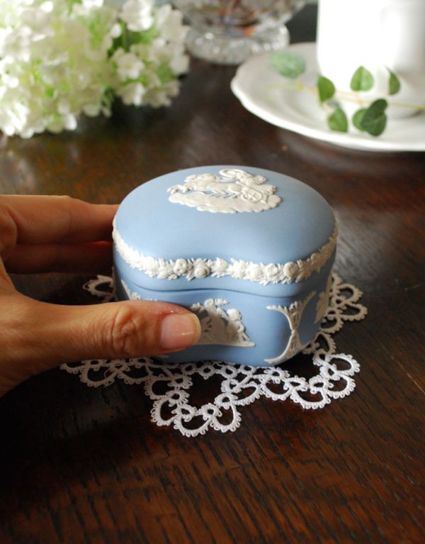 英国クラシックスタイル　アンティーク雑貨　アンティークのジャスパーウェア蓋つき小物入れ（Wedgwood）。うっとりする程美しいブルーは上品なインテリアを演出してくれます。(m-1172-z)