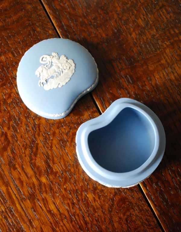 英国クラシックスタイル　アンティーク雑貨　アンティークのジャスパーウェア蓋つき小物入れ（Wedgwood）。アクセサリーや小物入れにオススメです。(m-1172-z)