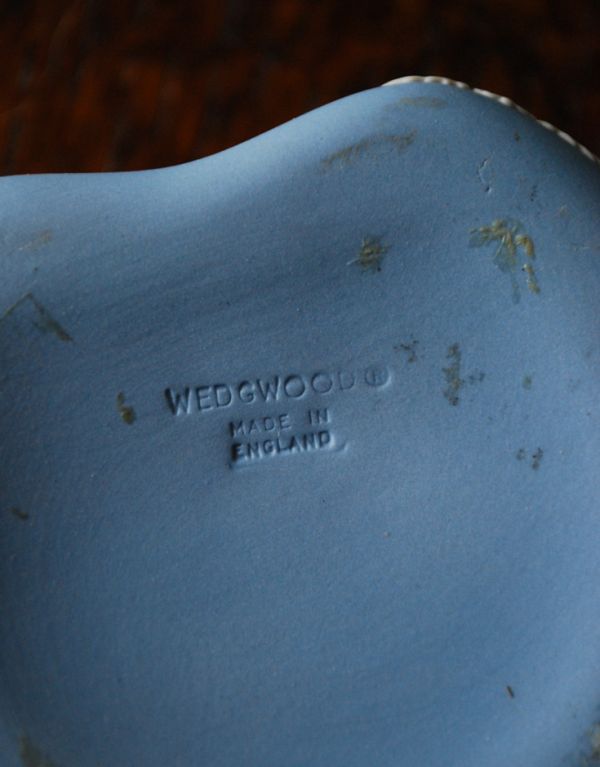 英国クラシックスタイル　アンティーク雑貨　アンティークのジャスパーウェア蓋つき小物入れ（Wedgwood）。裏にはバックスタンプ入りです。(m-1172-z)
