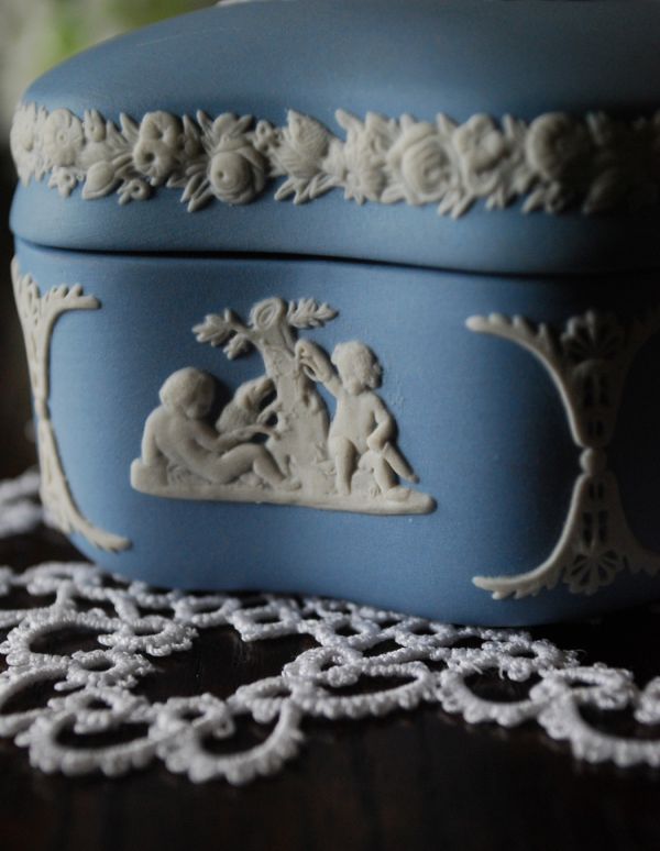 英国クラシックスタイル　アンティーク雑貨　アンティークのジャスパーウェア蓋つき小物入れ（Wedgwood）。フタの縁どりのレリーフが繊細でとっても美しいデザインです。(m-1172-z)