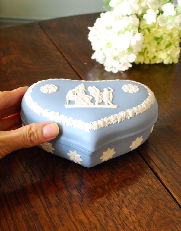 ジャスパーウェア　アンティーク雑貨　アンティークウェッジウッドのジャスパーウェア、ブルーのハートボックス。うっとりする程美しいブルーは上品なインテリアを演出してくれます。(m-1174-z)