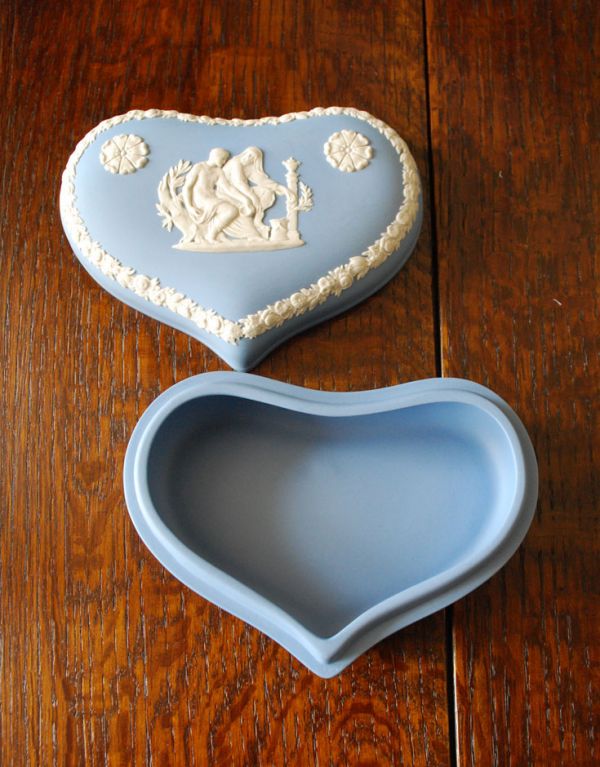 ジャスパーウェア　アンティーク雑貨　アンティークウェッジウッドのジャスパーウェア、ブルーのハートボックス。中はこんな感じです。(m-1174-z)