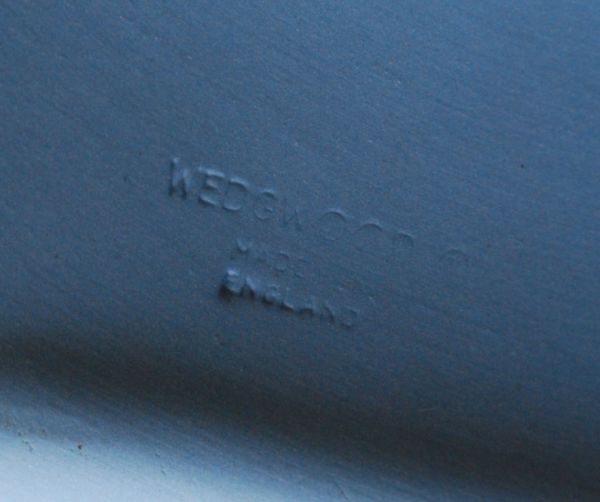 ジャスパーウェア　アンティーク雑貨　アンティークウェッジウッドのジャスパーウェア、ブルーのハートボックス。バックスタンプ入りです。(m-1174-z)