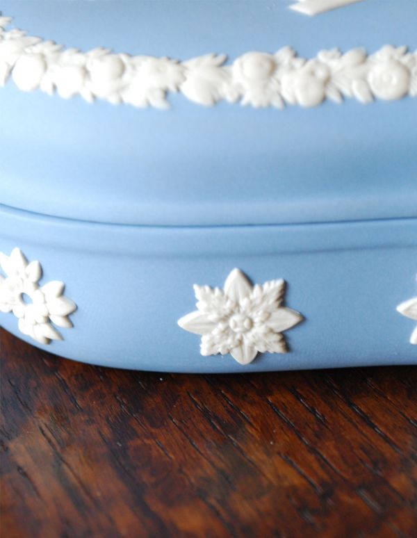 ジャスパーウェア　アンティーク雑貨　アンティークウェッジウッドのジャスパーウェア、ブルーのハートボックス。アンティークのため、多少の汚れ・傷がある場合がありますが、使用上問題はありませんので、ご了承下さい。(m-1174-z)