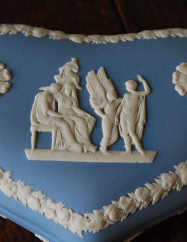 ジャスパーウェア　アンティーク雑貨　アンティークウェッジウッドのジャスパーウェア、ブルーのハートボックス。フタの縁どりのレリーフが繊細でとっても美しいデザインです。(m-1174-z)